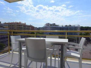 - Balcón con mesa blanca y sillas en Rentalmar Navarra family suites, en Salou