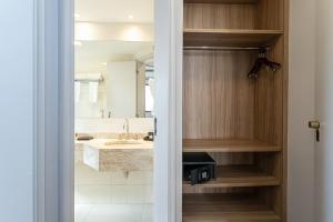 A bathroom at H4 La Residence Paulista