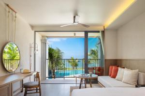 uma sala de estar com uma cama e vista para o oceano em The Culture Samui em Bangrak Beach