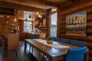 Кът за сядане в 4-Bedroom Chalet Fraternite in Lac-Superieur Tremblant