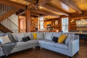 Кът за сядане в 4-Bedroom Chalet Fraternite in Lac-Superieur Tremblant