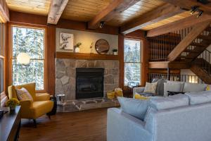 Кът за сядане в 4-Bedroom Chalet Fraternite in Lac-Superieur Tremblant