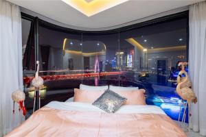 een slaapkamer met een bed en uitzicht op de stad bij Baihong.Riverview Apartment in Chongqing