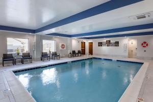 una gran piscina en una habitación de hotel en Comfort Suites St Louis - Sunset Hills, en Saint Louis