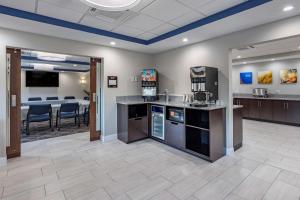 Habitación grande con cocina y comedor. en Comfort Suites St Louis - Sunset Hills, en Saint Louis