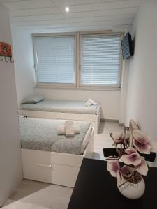 Krevet ili kreveti u jedinici u objektu PARIS par trains, AREA, Studios avec salle de bain et kitchenette Privées, OU, chambres avec salles bain et cuisines communes