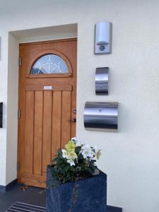 uma porta de um edifício com flores em frente em Fewo Rheinwein 1 "ausgezeichnet zum wandern und radfahren" mit Wallbox em Boppard