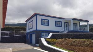 une maison bleue avec un escalier en face de celle-ci dans l'établissement Quinta Rico - House II, à Praia da Vitória