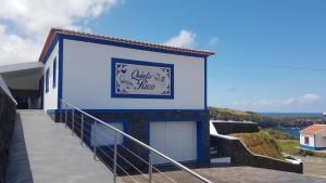 un bâtiment bleu et blanc avec un panneau sur lequel figure un panneau dans l'établissement Quinta Rico - House II, à Praia da Vitória