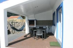 une chambre avec une table et des chaises sur une terrasse dans l'établissement Quinta Rico - House II, à Praia da Vitória