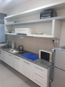 Kitchen o kitchenette sa Shaftsbury Residence Cyberjaya with free parking & Netflix