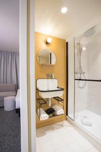 bagno con lavandino e doccia di Hôtel Life Bordeaux Gare - BG a Bordeaux