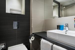 Holiday Inn - the niu, Square Mannheim by IHG tesisinde bir banyo