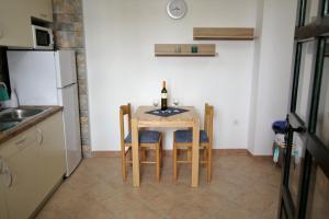 Кухня или кухненски бокс в Apartment Ljubica Tisno