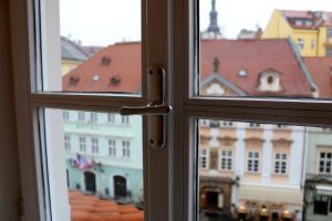 una finestra aperta con vista sulla città di Betlem Prague Apartments a Praga