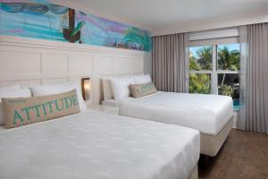 Krevet ili kreveti u jedinici u objektu Margaritaville Beach House Key West