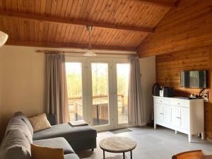 Uma TV ou centro de entretenimento em Familie Meys Chalets - Chalet 249 - La Boverie