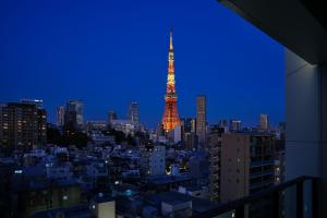 東京にあるオークウッドホテル＆アパートメンツ麻布の夜のエッフェル塔の眺め