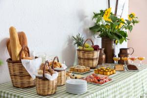 een tafel met manden brood en fruit erop bij Amalia Hotel Olympia in Olympia