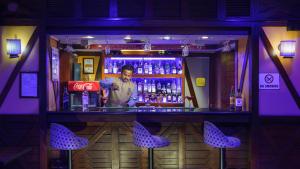 La sala de estar o bar de Fortune Pandiyan Hotel, Madurai - Member ITC's Hotel Group