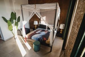 Un pat sau paturi într-o cameră la Le Boutique Luxury Rooms