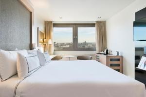 Кровать или кровати в номере Melia Madrid Princesa