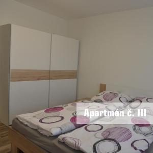 Una cama o camas en una habitación de Apartmány U koupaliště