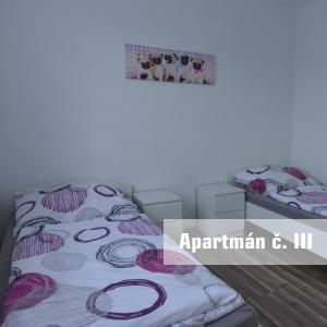 Una cama o camas en una habitación de Apartmány U koupaliště