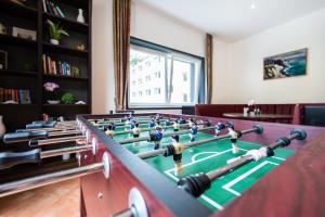 Zimmer mit Tischfußball und Büchern in der Unterkunft Hotel Mukran in Sassnitz