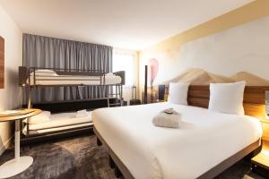 Кровать или кровати в номере Novotel Bordeaux Centre Gare Saint Jean