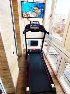 Posilňovňa alebo fitness centrum v ubytovaní Sauna, Big Jacuzzi , Khreshchatyk apartments