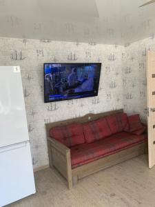 TV at/o entertainment center sa Home for your vacation 1-bedroom apartment