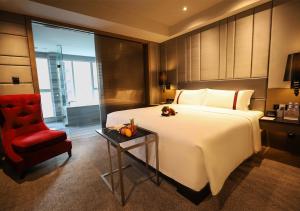 เตียงในห้องที่ Rhombus Park Aura Chengdu Hotel