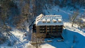 vista aerea di un edificio ricoperto di neve di Genesis Bakuriani a Bakuriani