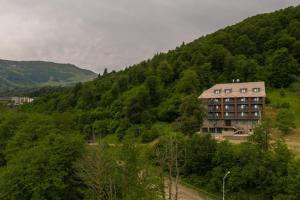 un grande edificio in mezzo a una montagna di Genesis Bakuriani a Bakuriani