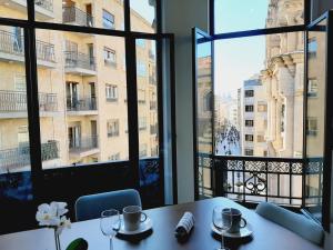 einen Tisch in einem Zimmer mit Blick auf ein Gebäude in der Unterkunft Apartamentos Vega by gaiarooms in Salamanca