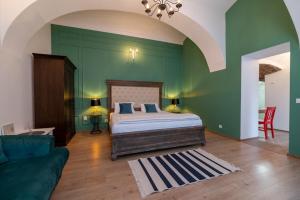 1 dormitorio con cama y pared verde en Apartment Green, en Sibiu