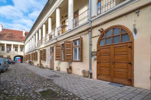 un edificio con puertas de madera en un lateral de una calle en Apartment Green, en Sibiu