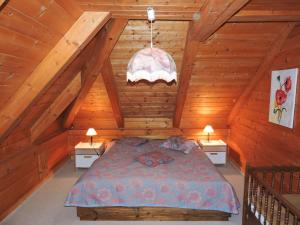 - une chambre avec un lit dans un grenier en bois dans l'établissement Apartment Blank by Interhome, à Titisee-Neustadt