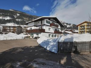 um monte de neve em frente a um edifício em Apartment Cincelli - Catinaccio by Interhome em Pozza di Fassa