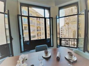 ein Esszimmer mit einem Tisch und Blick auf ein Gebäude in der Unterkunft Apartamentos Vega by gaiarooms in Salamanca