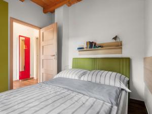 Una cama o camas en una habitación de Chalet Bečov nad Teplou 1 by Interhome