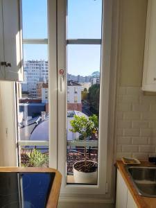 une porte de cuisine avec vue sur un balcon. dans l'établissement Anna's Home Sweet Home, à Boulogne-Billancourt