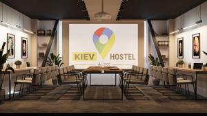 un restaurant avec une table et des chaises dans l'établissement Kyiv Hotel, à Kiev