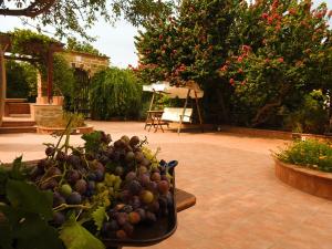 - un bouquet de raisins dans un bol sur un patio dans l'établissement Mouzaliko Guesthouse Mansion, à Kambos