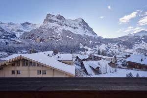 - une vue sur une ville avec des montagnes enneigées dans l'établissement Attico Grindelwald, à Grindelwald