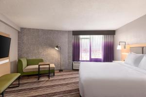 Кровать или кровати в номере Holiday Inn Philadelphia Arpt-Stadium Area, an IHG Hotel