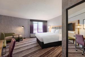 Кровать или кровати в номере Holiday Inn Philadelphia Arpt-Stadium Area, an IHG Hotel