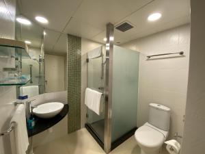 y baño con aseo y lavamanos. en Holiday Inn Express Hong Kong Causeway Bay, an IHG Hotel, en Hong Kong