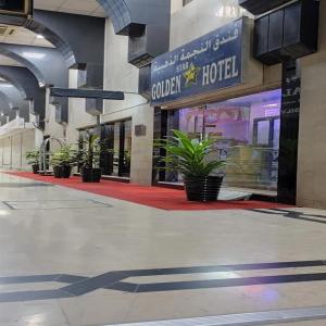 hotel z doniczkami przed budynkiem w obiekcie Golden Star Hotel w Dubaju